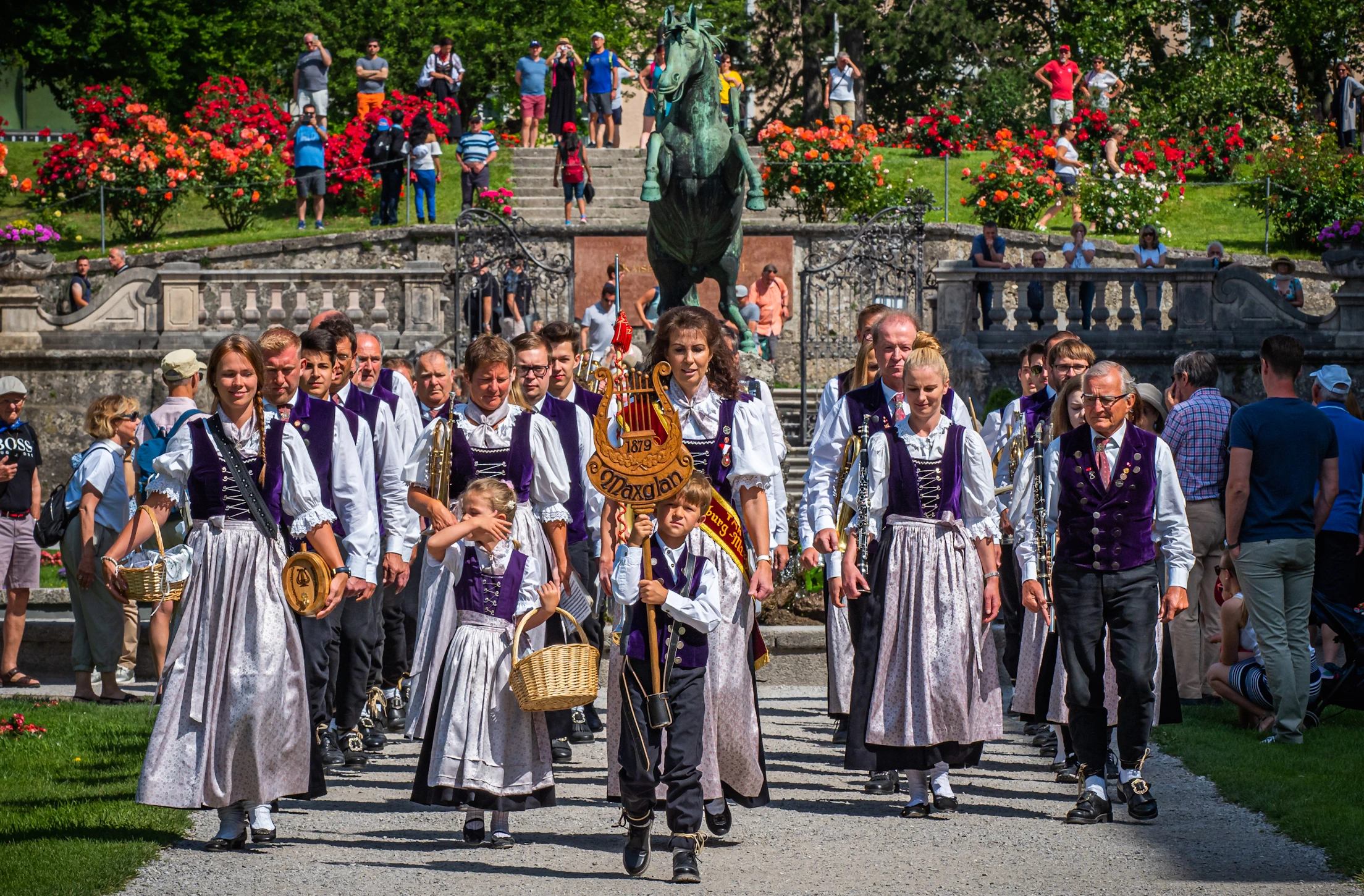 Bild der Musikkapelle in Front des Sprinmgbrunnen im Mirabellgarten